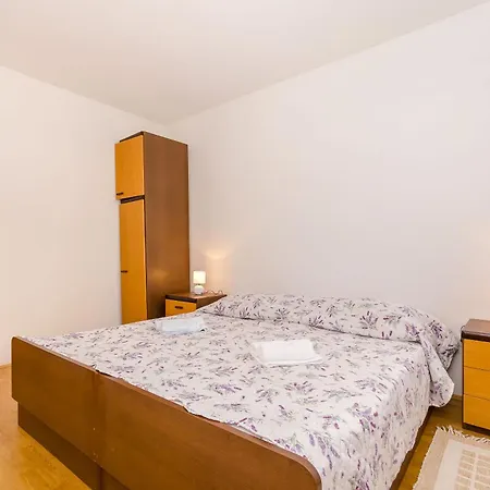 アパート Lavcevic